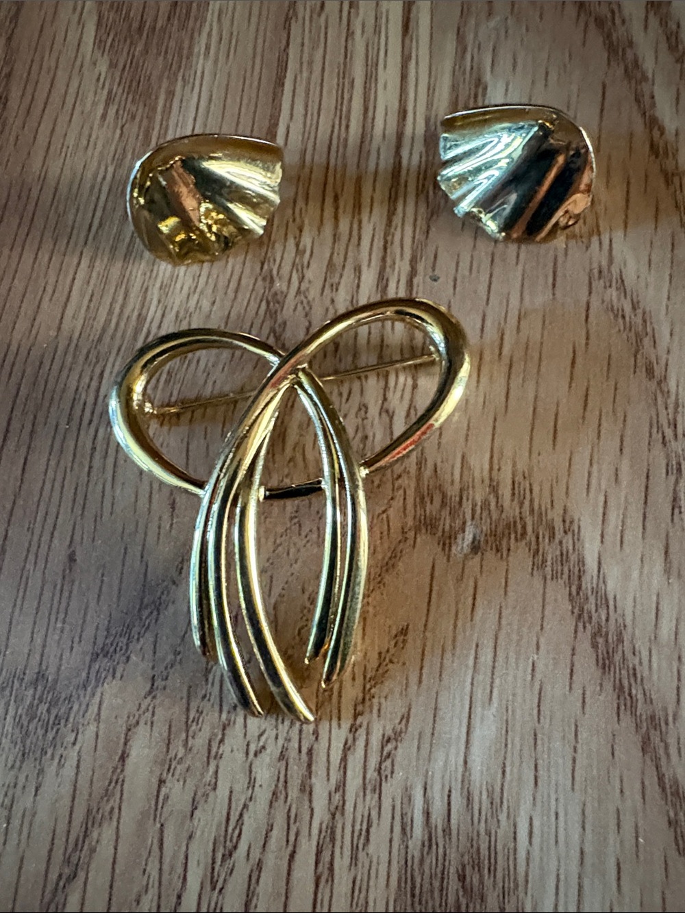 TRIFARI GOLD-TONE LOOPED RIBBON BROOCH AND WINGED GOLD-TONE POST EARRINGS
